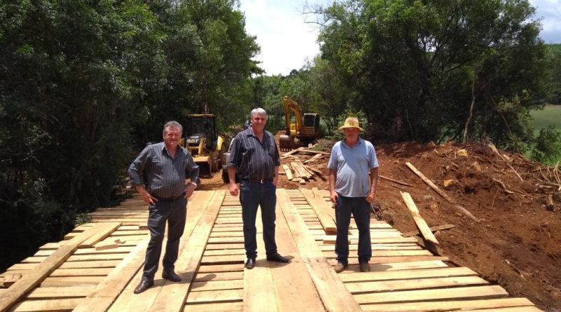 Presidente da Câmara dos Vereadores Valmir Rigo, Prefeito Ronaldo Loss e um morador da localidade conferindo as obras