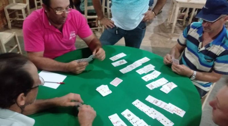 Canastra, dominó e truco começaram semana passada na localidade de Rio Preto.