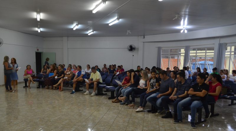 Aproximadamente 60 professores das redes estadual e municipal de educação participaram do encontro.